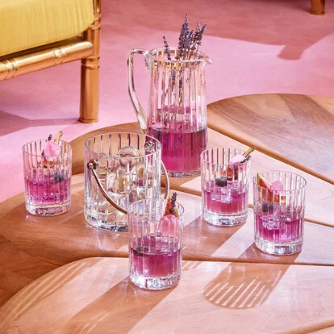 I Bicchieri Di Vino Hanno Riempito Di Cocktail Multicolore Immagine I Bicchieri Di Vino Hanno Riempito Di Cocktail Multicolore Immagine