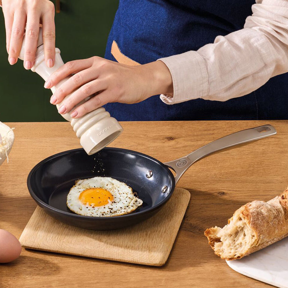 Le Creuset Essential Padella Bassa Antiaderente Con Rivestimento In Ceramica In Acciaio Inox