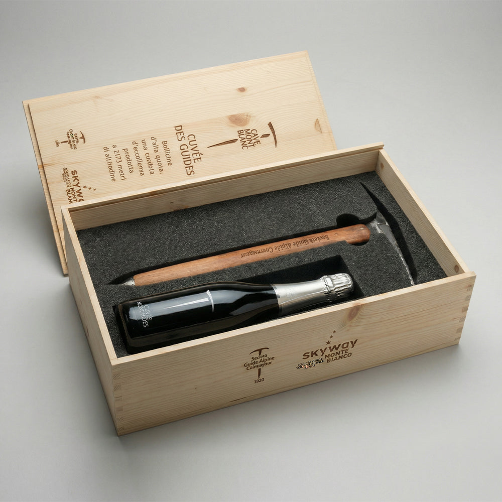 Cuvée des Guides Metodo Classico Spumante con Piccozza Decorativa In Cassetta Legno - Cave Mont Blanc