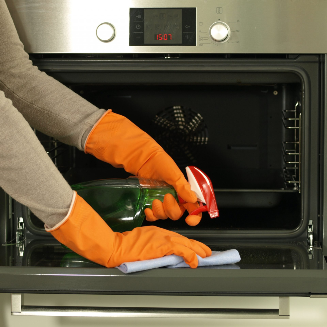 Forno sporco e puzzolente? Ecco come pulirlo in maniera efficiente