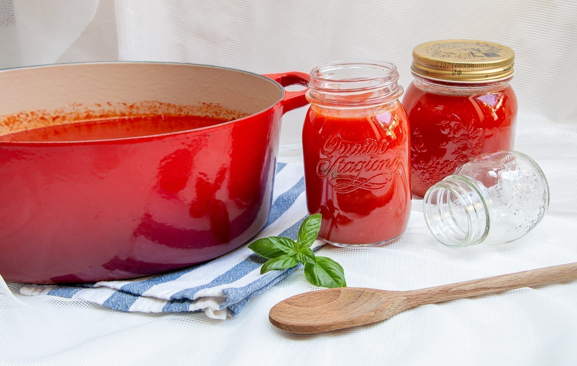 La passata di pomodoro fatta in casa, come facevano i nostri nonni