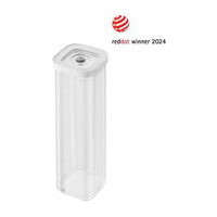 Contenitore trasparente rettangolare con tappo bianco, struttura in plastica, su sfondo bianco. Presente logo Red Dot Winner 2024.