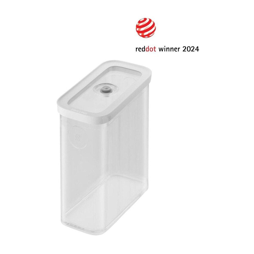 Contenitore trasparente e rettangolare con coperchio bianco, con un tappo centrale. Logo "red dot winner 2024" visibile in alto a destra.