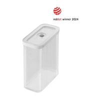 Contenitore trasparente e rettangolare con coperchio bianco, con un tappo centrale. Logo "red dot winner 2024" visibile in alto a destra.
