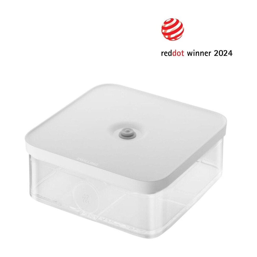 Contenitore quadrato trasparente con coperchio bianco, dotato di un dispositivo centrale. Logo "red dot winner 2024" in alto a destra.