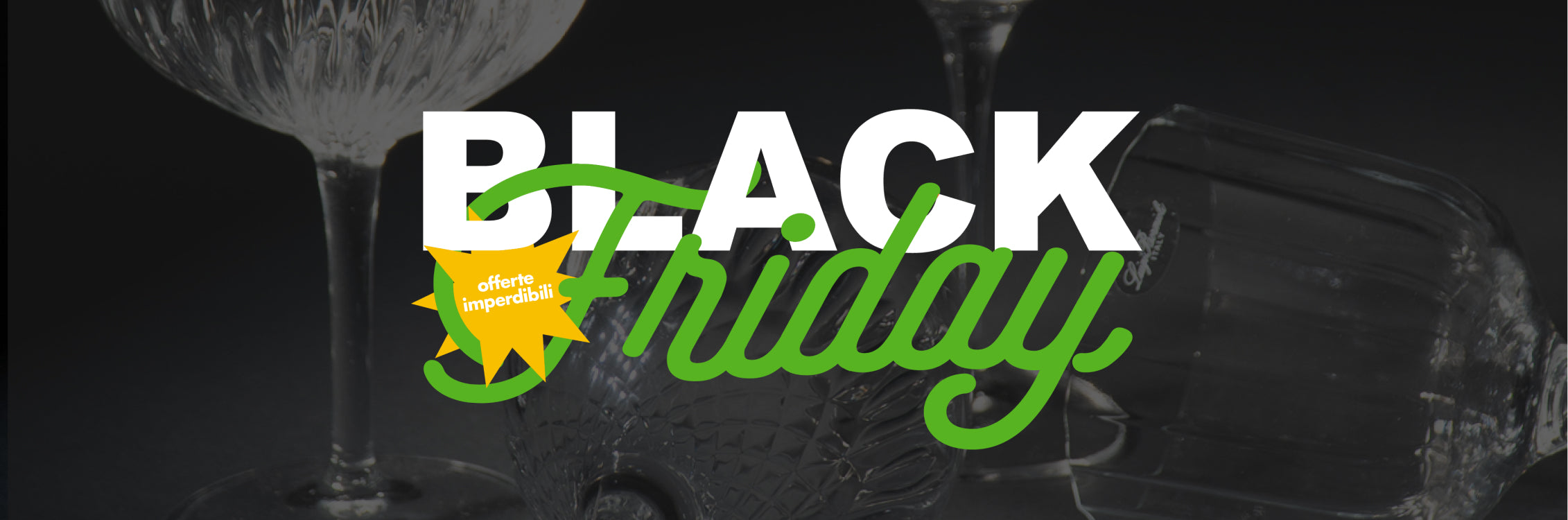 Scritte "BLACK FRIDAY" in bianco e verde su uno sfondo scuro, con un logo giallo in evidenza e bicchieri di vetro.