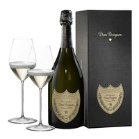 Bottiglia di champagne Dom Pérignon Vintage 2013 verde scuro con etichetta beige, confezione rigida nera e due calici con bollicine.