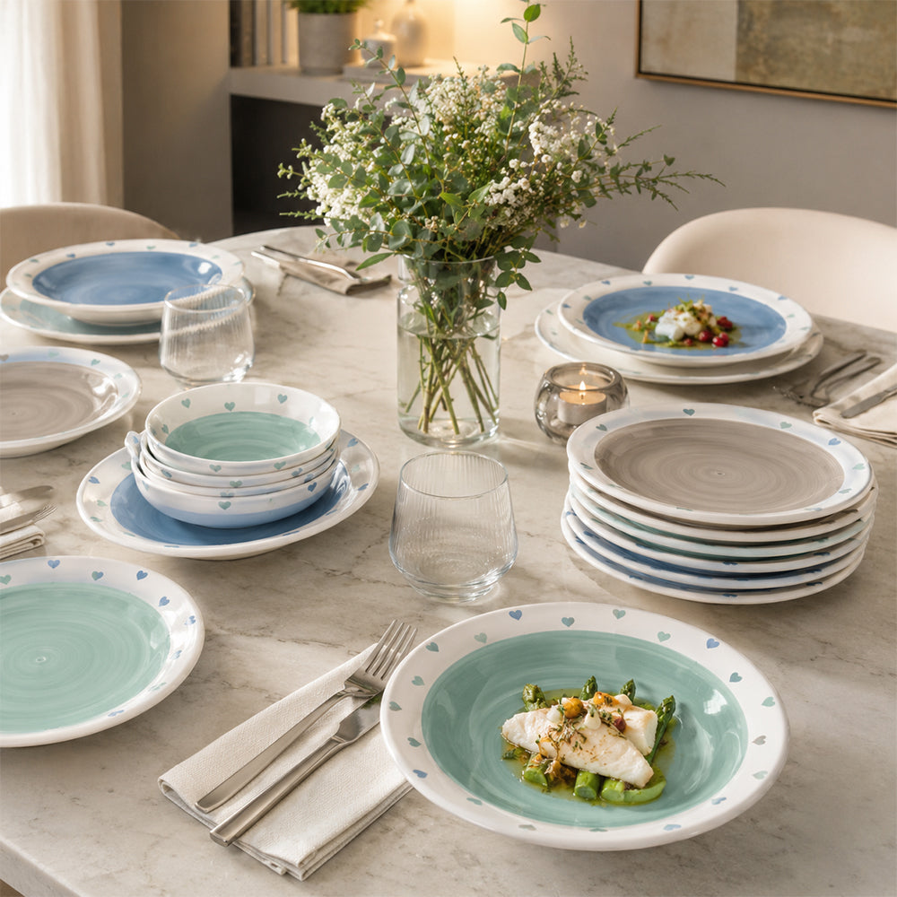 Komplettes Stoneware-Tellerset für eine koordinierte Tafel