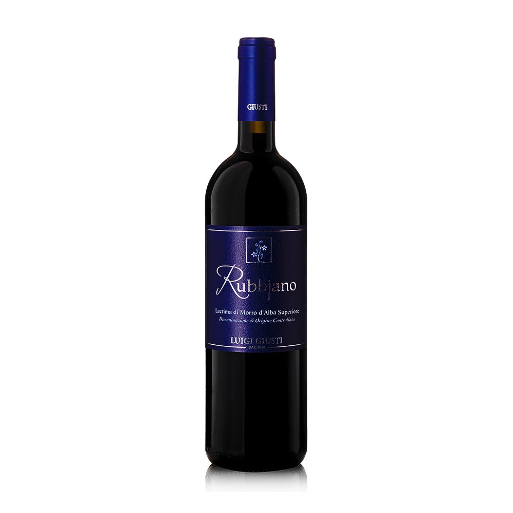 Bottiglia di vino rosso con etichetta blu scuro e scritte bianche, nome "Rubjano", fondo bianco.
