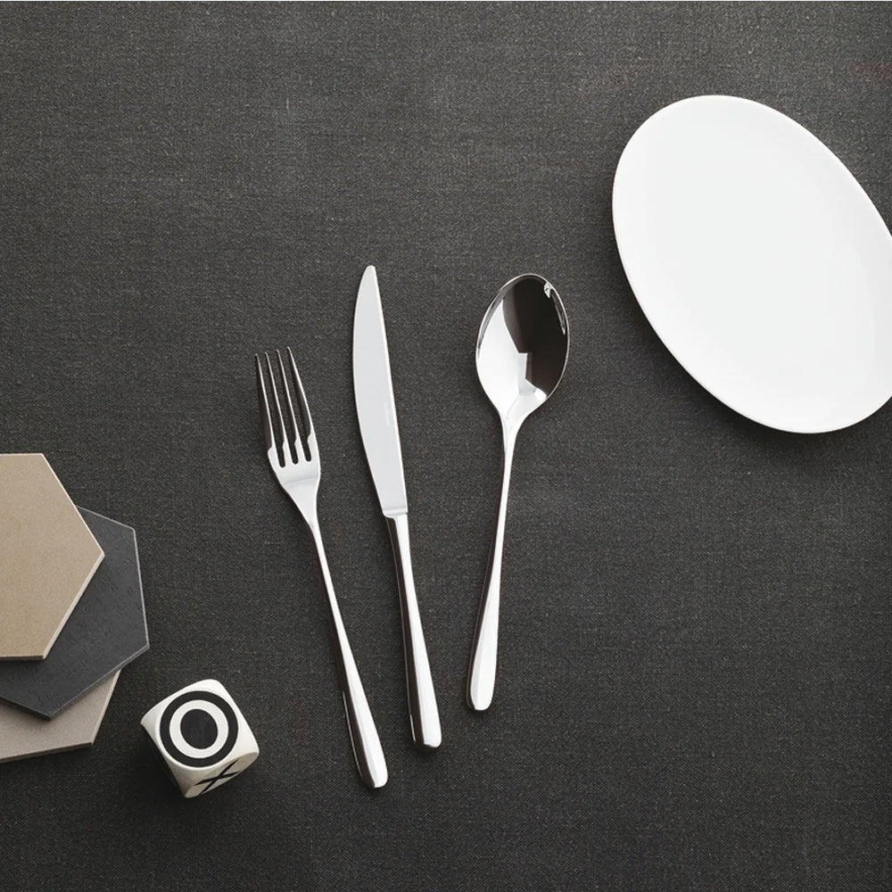 Posate per apparecchiare una tavola elegante e moderna