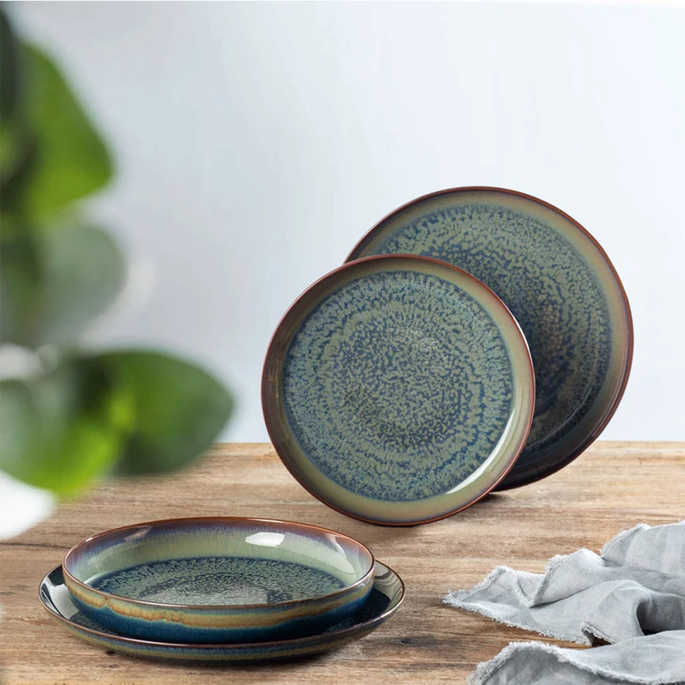 Servizi di piatti per una mise en place elegante Servizio di piatti per apparecchiare una tavola elegante